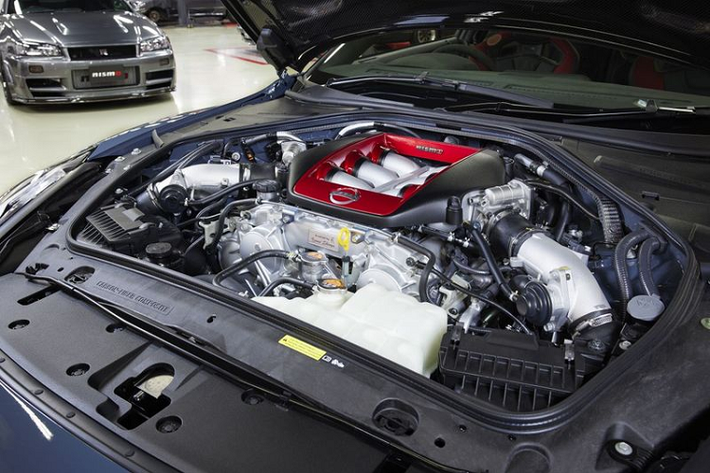 Ẩn bên dưới nắp ca-pô của GT-R Nismo là khối động cơ mã hiệu VR38DETT V6 tăng áp kép, dung tích 3,8 lít, tạo ra công suất tối đa 592 mã lực và mô-men xoắn cực đại 652 Nm. Sức mạnh được truyền tới cả 4 bánh thông qua hộp số ly hợp kép 6 cấp độ.