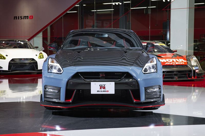 Ông Hiroshi Tamura - chuyên gia sản phẩm chính của GT-R cho biết: “Chúng tôi thực hiện một cách tiếp cận tổng thể, tìm kiếm hiệu suất chính xác thông qua sự cân bằng tỉ mỉ giữa các thành phần động cơ và cắt giảm tối đa trọng lượng, đồng thời từng bước cải tiến diện mạo của GT-R để mang đến sự cân bằng cuối cùng về sức mạnh, hiệu suất và sự phấn khích cho khách hàng của chúng tôi”