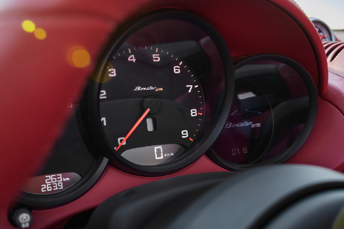 Về sức mạnh, Boxster 25 Years sử dụng động cơ hút khí tự nhiên 4.0L tương tự 718 Boxster GTS 4.0. Khối động cơ này cho công suất 394 mã lực và mô-men xoắn cực đại 420 Nm. Có 2 tùy chọn hộp số là số sàn 6 cấp hoặc tự động ly hợp kép 7 cấp. Xe có khả năng tăng tốc 0-96 km/h trong 3,8 giây.