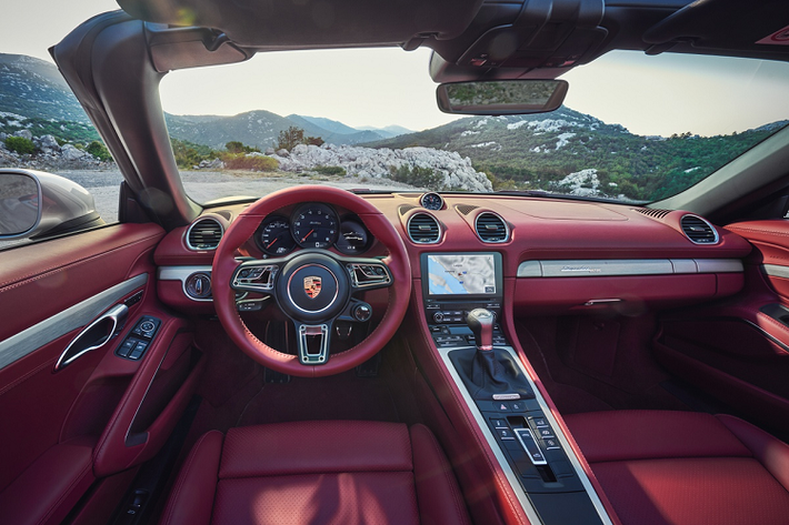 Tương tự mẫu concept được trưng bày vào năm 1993, Boxster 25 Years có nội thất bọc da màu đỏ Bordeaux, phần mui mềm phía trên cũng sử dụng vật liệu vải đỏ với huy hiệu "Boxster 25" in nổi phía sau. Nếu không thích màu đỏ, người dùng có thể cân nhắc đến tùy chọn nội thất đen.