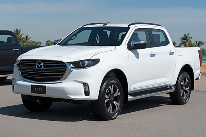 Theo thông tin từ phía đại lý, Mazda BT-50 2021 thế hệ mới đã nhận đặt cọc, xe có giá bán khởi điểm từ 659 triệu đồng, nhập khẩu trực tiếp từ Thái Lan. Xe có tổng cộng 4 màu sơn ngoại thất bao gồm: Xám, Xanh, Trắng và Đỏ.