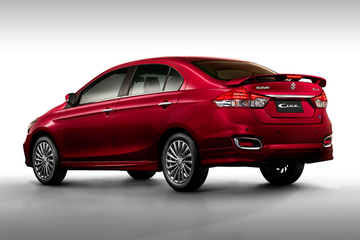 Xe ra mắt tại Thái Lan có 4 phiên bản gồm GL MT, GL CVT, GLX CVT và RS CVT, giá xe Suzuki Ciaz 2021 mới bán ra từ 523.000-675.000 baht (16.677-21.524 USD). Trong đó, các phiên bản có ngoại thất màu trắng sẽ đắt hơn 5.000 baht (160 USD).