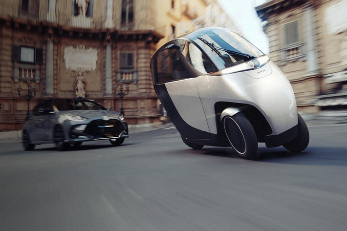 Cuối cùng, tốc độ tối đa là 80 km/h với bản Halo tiêu chuẩn và 145 km/h với bản X. Nimbus đặt mục tiêu bán những chiếc xe 3 bánh này làm một phương tiện cá nhân và cho thuê chúng thông qua dịch vụ thuê bao. Lựa chọn thứ hai sẽ đi kèm với quyền truy cập vào mạng lưới trạm sạc điện và bãi đỗ xe miễn phí được chỉ định, cùng với các đặc quyền hấp dẫn khác. Giá xe Nimbus Halo 2022 sẽ có giá khởi điểm 6.420 USD (khoảng 148 triệu đồng), với nhiều phương án chi trả khác nhau. Dự kiến xe bán ra trên toàn thế giới vào nửa cuối năm 2022, đầu năm 2023.