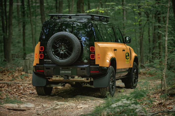 Được phát triển từ bản trang bị Defender 110 P400 X-Dynamic S 2021, bản đặc biệt Trophy Edition đã có sẵn các trang bị như móc kéo, hệ thống camera sau ClearSight RearView, hệ thống treo bóng hơi, gói trang bị cho thời tiết lạnh và màn hình giải trí cảm ứng 11,4 inch. Bên cạnh đó xe còn có sẵn gói trang bị Off-Road Pack và Advanced Off-Road Pack nhằm tăng khả năng off-road cho xe.