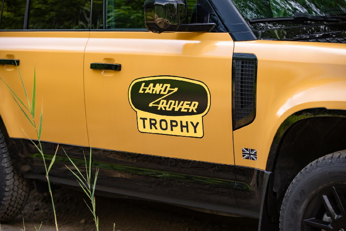 Trong khi Defender Works V8 Trophy trang bị động cơ V8 5.0L công suất 399 mã lực và mômen xoắn 515 Nm thì Land Rover Defender Trophy Edition sử dụng động cơ 6 xylanh thẳng hàng, dung tích 3.0L.