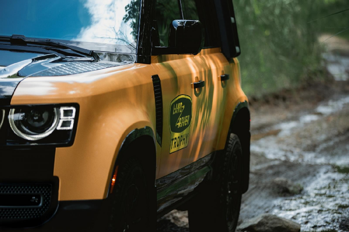 Màu sắc tiêu chuẩn của xe là màu vàng cam sậm, lấy cảm hứng từ mẫu Defender Works V8 Trophy được giới thiệu vào hồi tháng 2 với lượng xuất xưởng chỉ 25 xe. Tuy nhiên sức mạnh của Defender Trophy Edition lại hoàn toàn khác so với Defender Works V8 Trophy.