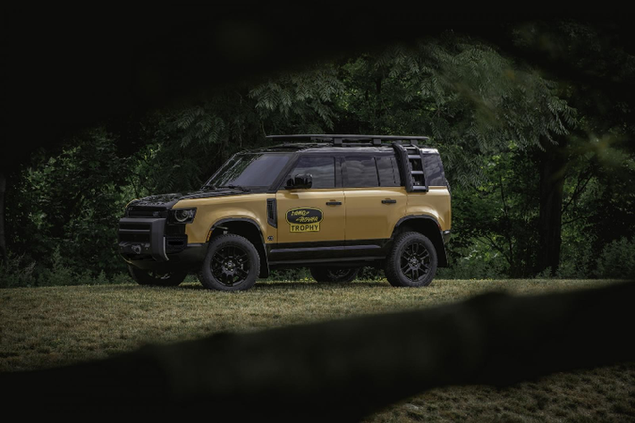 Tuy nhiên số xylanh ít hơn và dung tích động cơ nhỏ hơn không có nghĩa là Defender Trophy Edition yếu hơn nhiều. Cụ thể, trang bị này giúp phiên bản giới hạn mới của xe có công suất lên đến 395 mã lực và mômen xoắn cực đại 550 Nm.