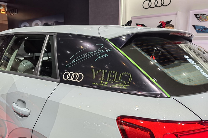 Điểm nhấn của Audi Q2L Wang Yibo Edition mới nằm ở cột C sơn màu đen. Tại đây, chúng ta sẽ thấy dòng chữ "Yibo" và chữ ký của ngôi sao 24 tuổi. Ngoài ra, cột C còn đi kèm viền màu xanh cốm mới.