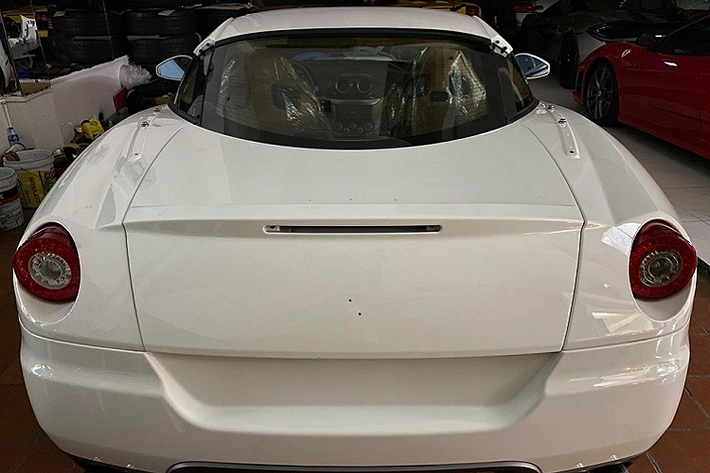 Chiếc siêu xe Ferrari 599 GTB Fiorano hàng hiếm này trải qua cuộc tình với ông Đặng Lê Nguyên Vũ hơn 6 năm qua và chỉ mới sang tay lại cho ông chủ công ty nhập khẩu tư nhân quận 5, TP HCM vào đầu năm Tân Sửu này.