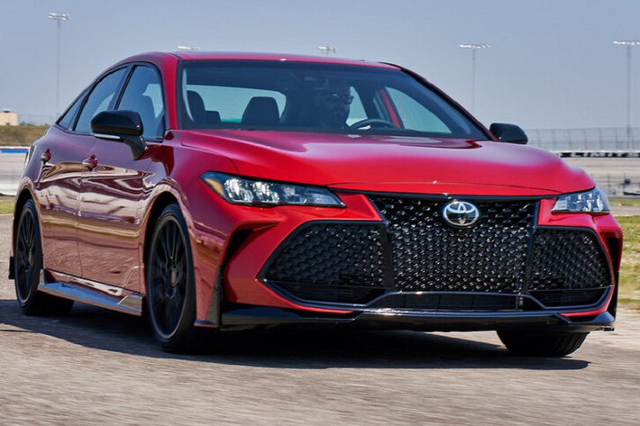 6. Toyota Avalon Toyota Avalon là chiếc sedan duy nhất xuất hiện trong danh sách của năm nay. Mẫu xe này thậm chí còn không nằm trong danh sách top 10 xe của năm ngoái nhưng bất ngờ vươn lên vị trí thứ 6 trong năm nay. Giống như Tahoe, có 3,9% xe trong danh sách được nghiên đã đạt tỷ lệ có khả năng cán mốc 200.000 dặm và vẫn hoạt động ổn định.