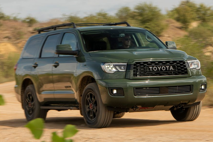 2. Toyota Sequoia Toyota Sequoia thường bị lu mờ bởi Land Cruiser và đàn em 4Runner, nhưng đây vẫn là một chiếc SUV ấn tượng. Sequoia đã đánh bại các đối thủ Mỹ và chứng minh rằng Toyota đã tạo ra một số phương tiện bền bỉ bậc nhất. Với số điểm 11,2%, Sequoia có tỷ lệ áp đảo các mẫu xe xếp sau.