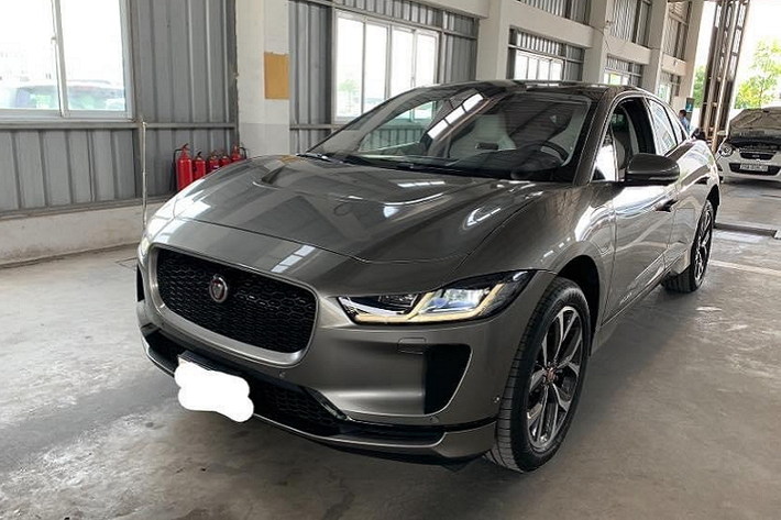 Theo chia sẻ của ngài Gareth Ward, một số người hi vọng rằng rất có thể trong tương lai những chiếc Jaguar i-Pace sẽ sớm được đưa về Việt Nam thông qua con đường nhập khẩu chính hãng. Bức ảnh của ngài đại sứ Anh Gareth Ward đã nhanh chóng thu hút nhiều lượt thích, chia sẻ cũng như bình luận về bức ảnh và chiếc xe Jaguar i-Pace tại Việt Nam.