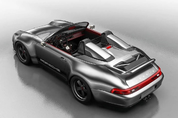 Tạo nên một chiếc speedster mui trần không đơn giản chỉ là cắt bỏ phần nóc và coi thế là xong. Gunther Werks đã tháo bỏ ghế ngồi phía sau, thay thế chúng với một phần khung gầm trọng lượng nhẹ được gia cố, và bổ sung thêm một khung chống lật để khiến chiếc xe thêm cứng cáp và an toàn. Dĩ nhiên, điều đó đồng nghĩa chiếc xe bị nặng hơn, vậy nên đội ngũ độ xe đã bù lại bằng cách dùng nắp capô và ghế carbon rỗng nhẹ hơn 25%.