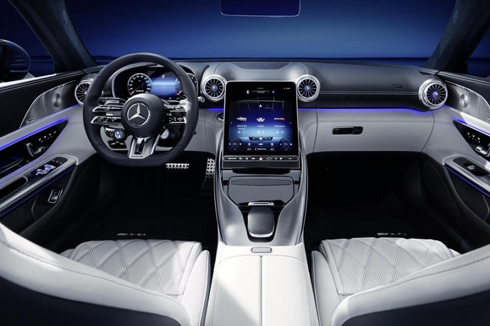 Theo hãng xe Đức, nội thất của mẫu xe sang Mercedes-AMG SL 2022 là sự kết hợp giữa thiết kế analogue truyền thống và thế giới kỹ thuật số hiện đại. Bên trong xe là không gian được thiết kế đối xứng, lấy cảm hứng từ máy bay. Theo đó, mặt táp-lô được thiết kế như cánh máy bay trong khi 4 cửa gió điều hòa hình tròn lại gợi liên tưởng đến động cơ của "những chú chim sắt".
