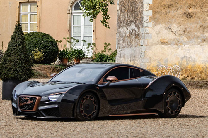 Siêu xe Hispano Suiza Carmen lần đầu tiên được ra mắt vào tháng 3/2019, phiên bản Boulogne được trình làng vào tháng 3 năm 2020. Phiên bản này của xe được nâng cấp với phần thân xe được hoàn thiện bằng sợi carbon trần cùng các chi tiết trang trí màu đồng cùng bộ mâm 10 chấu hầm hố, từ đây hoàn thiện vẻ đẹp ấn tượng của chiếc Hypercar đến từ Tây Ban Nha.