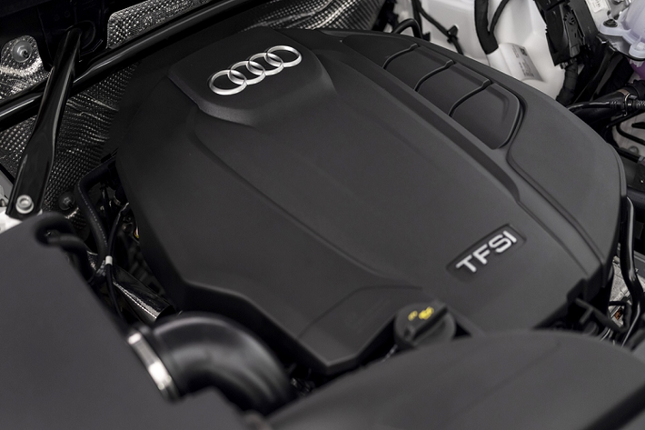 Audi Q5 45 TFSI sử dụng động cơ 2.0 4 xy lanh, công suất 245 mã lực, mô-men xoắn 400 Nm, tăng tốc từ 0 lên 100km/h trong 7,6 giây và đạt vận tốc tối đa 237 km/h. Hộp số S-tronic 7 cấp và hệ dẫn động bốn bánh quattro cũng mang lại hiệu suất cao cho hệ truyền động. Hệ thống điện Mild Hybrid giúp tiết kiệm nhiên liệu tốt hơn.