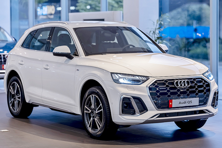 Trong hơn một thập kỷ qua, Audi Q5 đã có một vị trí vững chắc trong phân khúc SUV cỡ trung hạng sang. Sự cân bằng hoàn hảo giữa kiểu dáng, tính thực dụng và hiệu suất vận hành đã khiến mẫu xe này được ưa chuộng trên toàn cầu với hơn 1,6 triệu chiếc sau khi ra mắt từ năm 2009. Tại Việt Nam cũng vậy, các khách hàng đánh giá cao Audi Q5 hạng sang ngay từ khi ra mắt.