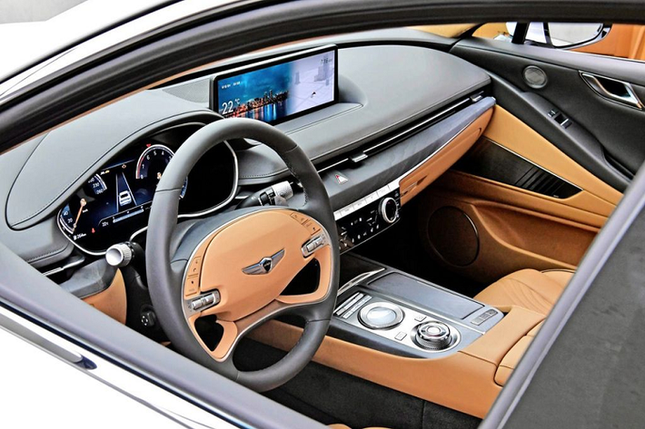 Về thiết kế tổng thể, Genesis G80 2021 sở hữu phong cách thiết kế khá bắt mắt, nổi bật và mang hơi hướng năng động, hiện đại. Ở phần đầu xe, G80 gần như là một phiên bản "Copy & paste" của đàn anh G90 với cụm đèn chiếu sáng chính 2 tầng tách biệt, mặt ca-lăng và cản dưới với hoạ tiết mắt cáo mạ chrome sáng bóng quen thuộc... tạo nên diện mạo không thể nhầm lẫn.