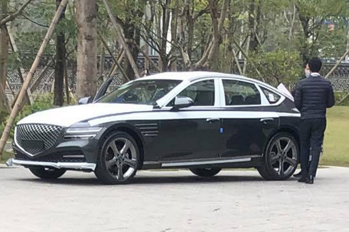 Mới đây, hình ảnh về chiếc xe sang Genesis G80 2021 đầu tiên tại Việt Nam đã bất ngờ được đăng tải trên các trang mạng xã hội. Theo tìm hiểu, hình ảnh này được chụp gần khuôn viên của Đại sứ quán Hàn Quốc ở thủ đô Hà Nội. Chính vì vậy, nhiều khả năng chiếc Genesis G80 2021 đầu tiên này được đưa về nước để phục vụ cho mục đích ngoại giao.