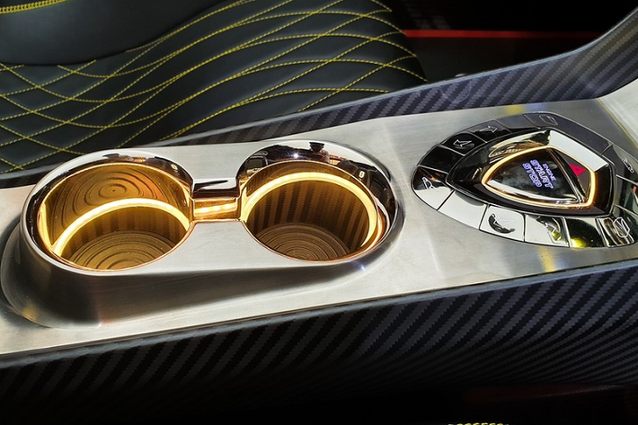 Dù cho mang màu sơn gì, những chiếc siêu xe triệu đô Koenigsegg Regera cũng vẫn sử dụng hệ dẫn động hybrid với máy xăng V8, Biturbo, dung tích 5.0 lít và 3 mô-tơ điện. Công suất tổng cộng trên siêu xe triệu USD này hơn 1.500 mã lực và mô-men xoắn cực đại 2.000 Nm.
