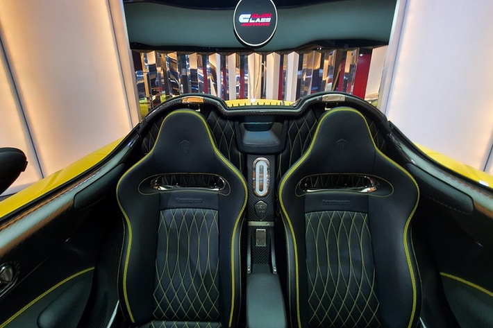 Chiếc siêu xe triệu đô Koenigsegg Regera của đại lý Al Ain Class Motors có màu vàng kết hợp cùng sợi carbon rất đẹp mắt. Bộ mâm đa chấu của xe cũng được hoàn thành sợi carbon. Bên trong khoang lái của chiếc xe Koenigsegg Regera này có ghế ngồi bọc da màu tối và chỉ khâu màu vàng nổi bật. Nội thất của xe có nhiều chi tiết được dát vàng.