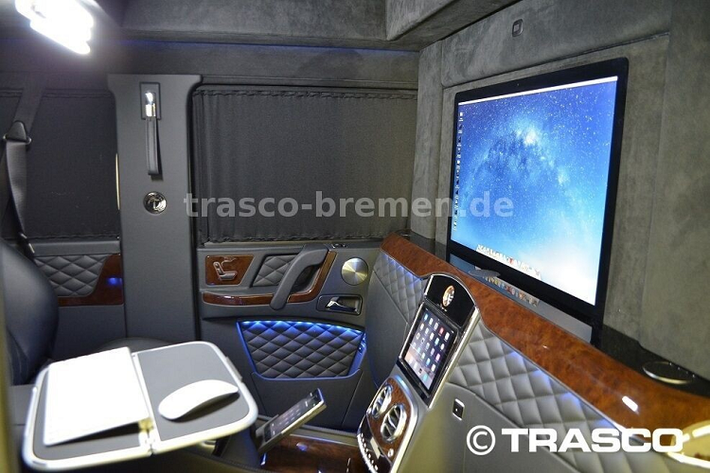 Không chỉ rộng rãi, khoang hành khách phía sau của chiếc Mercedes-AMG G63 bọc thép chống đạn còn được trang bị 2 ghế thương gia nằm độc lập với nhau. Bên cạnh đó là màn hình iMac 27 inch tích hợp trên vách ngăn, điều khiển thông qua iPad/iPhone, hệ thống âm thanh vòm Bang & Olufsen với loa trầm, quầy bar nhỏ và hệ thống chỉnh điều hòa độc lập.