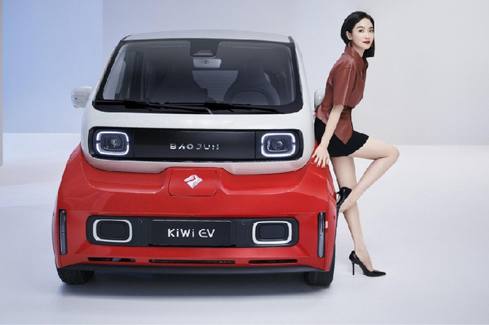 Vào năm ngoái, liên doanh SAIC-GM-Wuling đã công bố những hình ảnh chính thức đầu tiên về mẫu xe mini Baojun KiWi 2021 mới. Giờ đây, chiếc xe điện bé nhỏ này cuối cùng đã sẵn sàng đến với người tiêu dùng ở thị trường nội địa Trung Quốc.