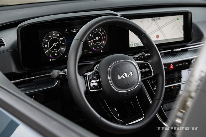 Bên trong Kia Sedona 2022 là không gian nội thất cũng không có nhiều khác biệt so với phiên bản 2021. Hãng Kia chỉ giới thiệu thêm Sedona 2022 bản 7 chỗ với 2 ghế thư giãn cao cấp mới ở hàng ghế giữa. 2 ghế này có chế độ thư giãn nhằm mang đến cảm giác thoải mái cho người ngồi. Tuy nhiên, 2 ghế này lại khiến khoang hành lý phía sau bị giới hạn vì không gập xuống được.