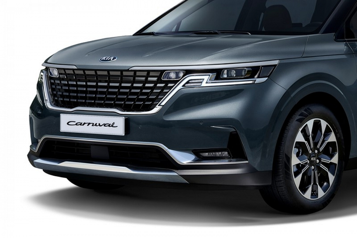 Tương tự như vậy, những trang bị an toàn của Kia Sedona 2022 cũng giống như trước, cụ thể là tính năng hỗ trợ tránh va chạm phía trước, cảnh báo điểm mù, hỗ trợ lái xe trên cao tốc, hỗ trợ tránh va chạm với phương tiện cắt ngang khi lùi, kiểm soát hành trình thông minh dựa trên định vị, hỗ trợ bám làn đường, hỗ trợ giữ làn đường, cảnh báo mất tập trung cho người lái, hỗ trợ ra khỏi xe an toàn và cảnh báo còn hành khách ở hàng ghế sau.