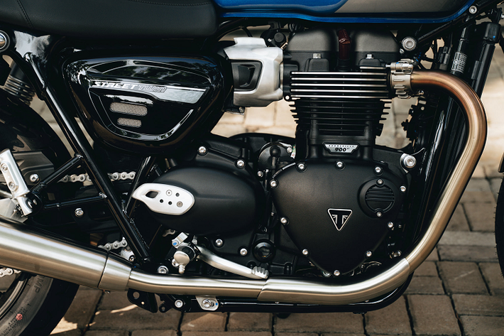 Xe có trọng lượng khô ở mức 198 kg khô và bình xăng 12 lít. Với chiều cao yên 765 mm, Street Twin là một trong những mẫu xe hạng trung dễ tiếp cận nhất cho người mới bắt đầu chơi mô tô phân khối lớn.