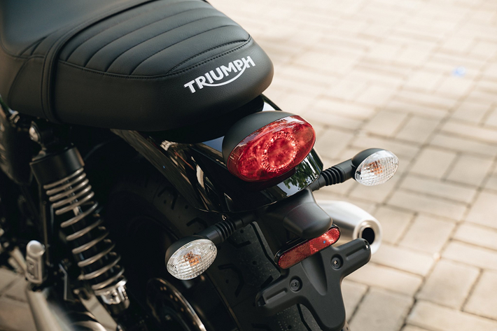 Triumph Street Twin 2021 sử dụng lốp cỡ 100/90-R18 ở bánh trước và bánh sau 150/70-R17 đi kèm với bánh xe hợp kim nhôm đúc. Xe được chế tạo trên khung gầm bằng thép hình ống, được hỗ trợ bởi phuộc 41 mm ở phía trước và giảm xóc đôi ở phía sau.