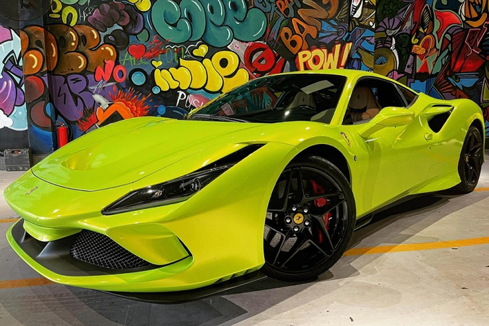 Được biết, chiếc siêu xe Ferrari F8 Tributo này sau khi được trưng bày tại một sự kiện xe diễn ra ở quận Gò Vấp, TP HCM vào tháng 4 đầu năm nay đã nhanh chóng tìm thấy một khách hàng ở tỉnh Bà Rịa - Vũng Tàu mua về và đã dán decal màu xanh mới. Tuy nhiên sau vài tháng ngắn ngủi, chiếc siêu xe Ferrari F8 Tributo thứ 3 cập bến Việt Nam đã về lại TP HCM và được đưa về màu sơn nguyên bản.