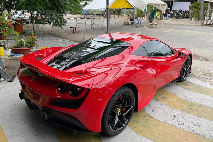 Ngoại hình của Ferrari F8 Tributo gây ấn tượng mạnh với đèn pha LED hình chữ L vuốt sắc sảo, ngoài ra là cản va trước cùng hốc gió kéo dài thể thao. Điểm nhấn của Ferrari F8 chính là hốc gió S-Duct lấy cảm hứng từ xe công thức 1, tăng thêm 15% lực ép xuống mặt đường so với "đàn anh" 488 GTB.