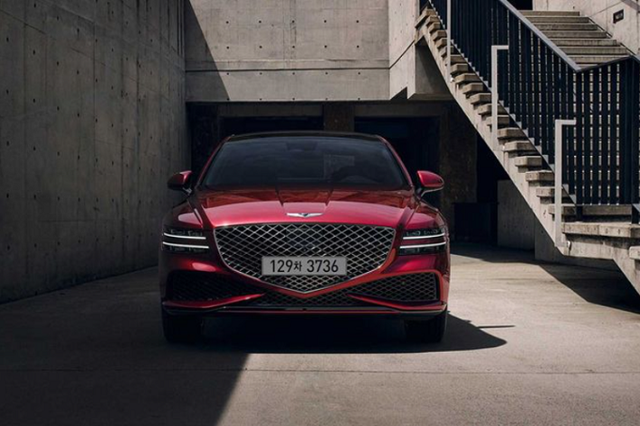Đối với nội thất, cabin của G80 Sport mới được hoàn thiện trong da bọc màu đen hoặc đỏ, kèm chỉ khâu màu xám hoặc đỏ và nhiều chi tiết trang trí như nhôm, sợi carbon hoặc dệt kim cương