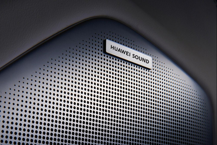 Tương tự nhiều mẫu xe đời mới hiện nay, Huawei SF5 chạy điện cũng đi kèm tay nắm cửa nằm chìm vào thân xe và có thể bật lên khi cần. Trong khi đó, kính cửa sổ của xe được thiết kế như đôi cánh mềm mại. Tiếp đến là nóc dốc về phía sau và bộ vành hợp kim với thiết kế 5 chấu, phối 2 màu. Đằng sau, mẫu ô tô đầu tiên của Huawei đi kèm đèn hậu LED nối liền với nhau bằng dải đèn ở giữa, cánh gió mui tích hợp đèn phanh trên cao và bộ khuếch tán gió giả dưới cản sau.