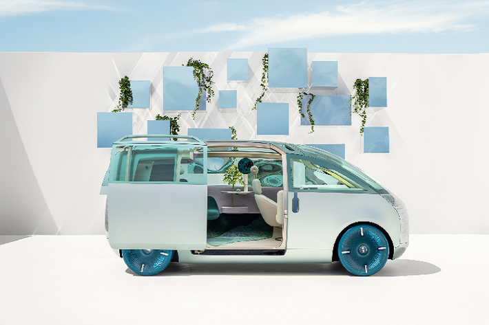Trưởng bộ phận thiết kế của MINI, Oliver Heilmer cho biết ông cảm thấy điều quan trọng là người dùng phải trải nghiệm thực tế chiếc MINI Vision Urbanaut hoàn toàn mới để có được cái nhìn một cách toàn diện. Đồng thời, đây cũng chính là lý do tại sao thương hiệu đã tạo ra một mô hình với kích thước thực tế để đem lại những trải nghiệm dành cho người dùng và thu thập những ý kiến của họ và hoàn thiện, phát triển thêm cho mẫu xe này.