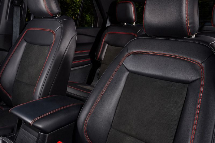 Ở bên trong, chiếc SUV được trang bị vô lăng thể thao có sưởi, ghế trước có sưởi và bọc ghế mới có đường chỉ khâu màu đỏ tương phản.