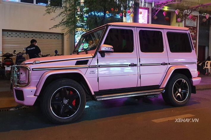 Được biết, G65 AMG hàng hiếm vốn thuộc sở hữu của một doanh nhân nổi tiếng đất Hà Thành nhưng gần đây xe lại thường xuyên bị bắt gặp ở TP.HCM, không rõ liệu chiếc xe đã được đổi chủ hay chưa.