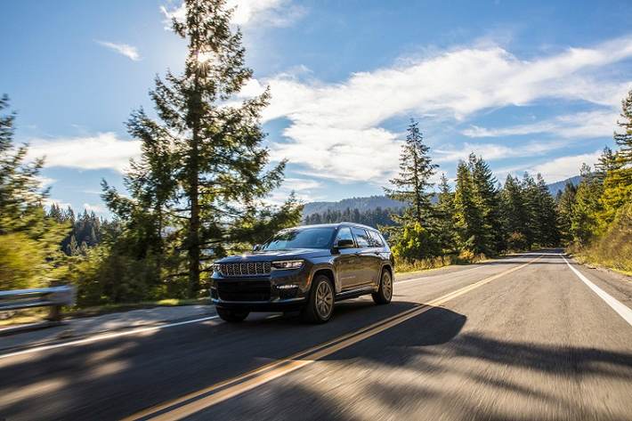 SUV 7 chỗ mới của Jeep đã từng được nhìn thấy ở Brazil với lớp ngụy trang dày đặc, và đoạn video giới thiệu hãng vừa tung ra đã chỉ ra rằng chiếc Jeep Commander 2022 mới này không chỉ là một chiếc Compass có thêm hàng ghế thứ ba.