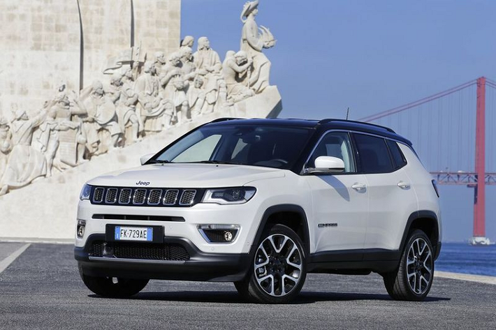 Chiếc xe SUV Jeep Compass 2022 được kì vọng sẽ có nhiều công nghệ hiện đại như kiểm soát hành trình thích ứng, cảnh báo chệch làn đường, cảnh báo điểm mù, phanh khẩn cấp tự động, hệ thống đa phương tiện Jeep mới với kết nối 4G và Wi-Fi tích hợp với tính năng phản chiếu điện thoại thông minh không dây qua Apple CarPlay và Android Auto.