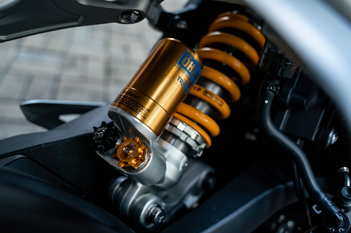 Xe được trang bị hệ thống treo Ohlins, với phuộc trước ngược NIX30 có thể điều chỉnh hoàn toàn và phuộc nhún TTX36, cũng có thể điều chỉnh hoàn toàn. Với mức giá xe Triumph Speed Triple 1200 RS 2021 được niêm yết chính hãng tại Việt Nam là hơn 550 triệu đồng, chiếc xe hai bánh này còn đắt hơn Toyota Vios đang bán ra thị trường hiện nay.