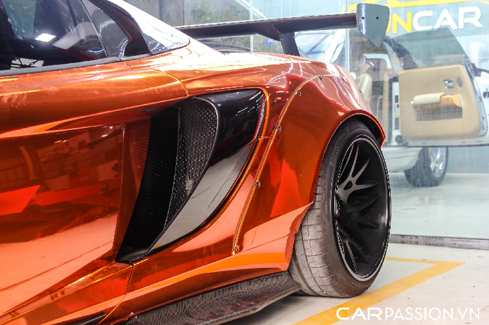 So với phiên bản Coupe thì McLaren 650S Spider mui trần nặng hơn 40 Kg do được tích hợp hệ thống đóng mở mui, tổng trọng lượng của xe rơi vào khoảng 1.370 Kg. Chủ nhân của xe có thể vừa chạy vừa đóng hoặc mở mui ở vận tốc dưới 30 Km/h và toàn bộ quá trình này chỉ mất vỏn vẹn 17 giây.