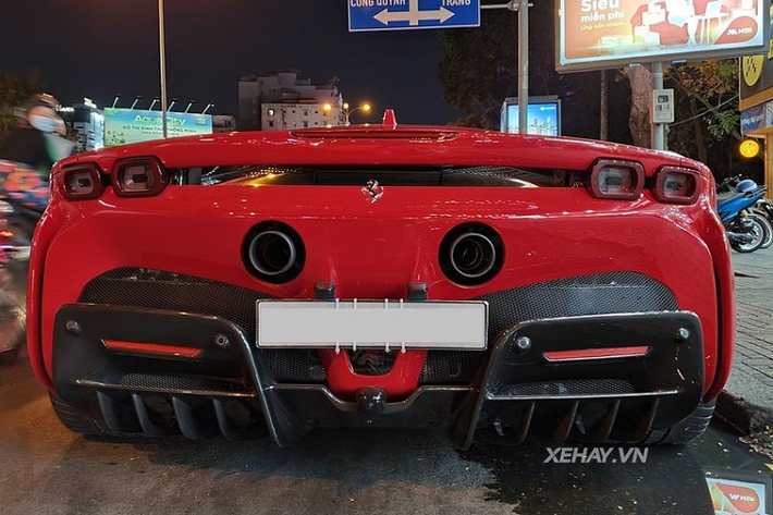 Điểm nổi bật nhất của siêu xe Ferrari SF90 Stradale nằm ở hệ truyền động, đây là siêu phẩm sử dụng hệ truyền động plug-in hybrid đầu tiên trong lịch sử của nhà "ngựa chồm và cũng là chiếc Ferrari thương mại mạnh mẽ nhất từ trước tới giờ.