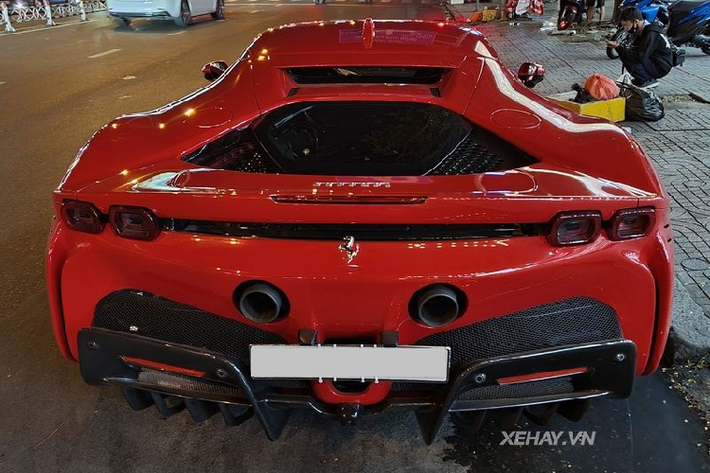Chiếc SF90 Stradale đầu tiên tại Việt Nam được cung cấp với bộ mâm đa chấu "hàng thửa" làm bằng sợi carbon, đi kèm cùm phanh màu đỏ tương phản nổi bật và lốp hiệu suất cao Michelin Pilot Sport Cup 2.