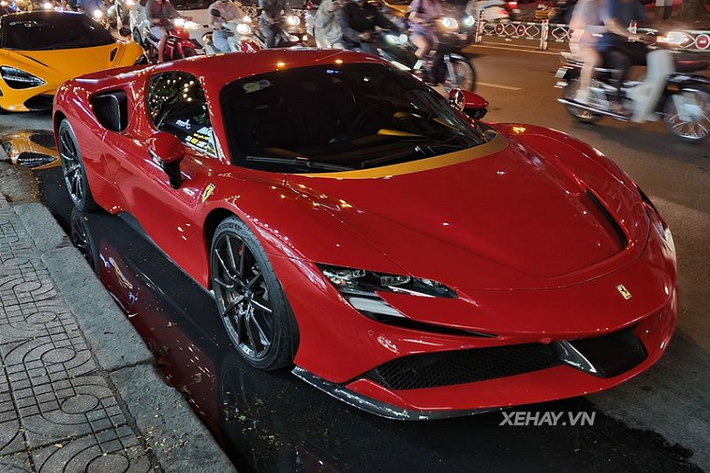 Hiện tại chỉ có 2 chiếc Ferrari SF90 Stradale hàng hiếm được đưa về Việt Nam, cả 2 đều có sơn ngoại thất màu đỏ Rosso Corsa đặc trưng. Ferrari SF90 Stradale vẫn đang là mẫu siêu xe đỉnh nhất của thương hiệu Ý, vì vậy, việc đại gia Việt tậu 2 chiếc SF90 Stradale trong thời gian ngắn đã từng khiến giới mê xe của cả thế giới trầm trồ.