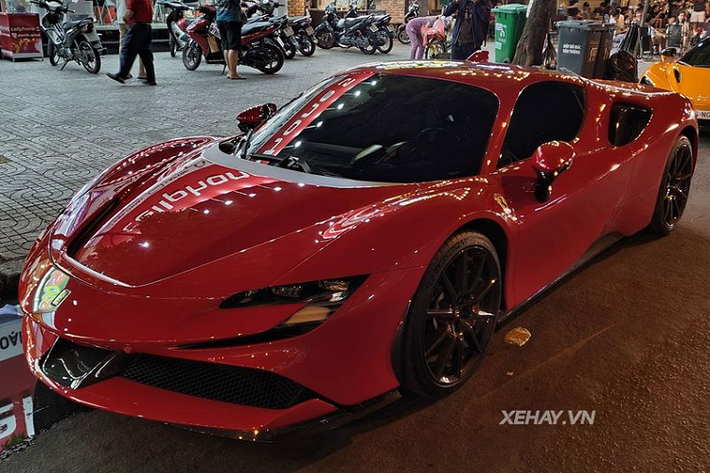 Tất nhiên, vẻ ngoài của xe cũng rất đáng chú ý, Ferrari SF90 Stradale sở hữu ngoại hình nổi bật và bắt mắt với những đường nét thiết kế mềm mại, có nhiều điểm tương đồng với mẫu hypercar LaFerrari và cả F8 Tributo.