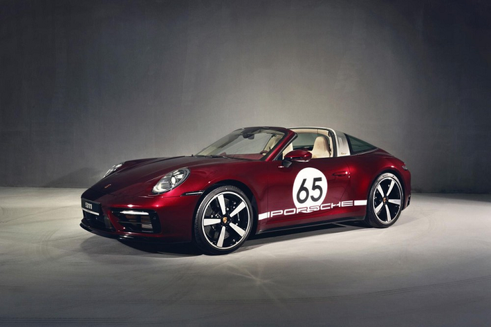 Mới đây, một người chuyên mua bán các dòng xe sang và đặc biệt là thương hiệu Porsche ở Việt Nam đã chia sẻ hình ảnh nhận bàn giao chiếc xe thể thao Porsche 911 Targa 4S Heritage Design mới tại đại lý chính hãng vốn chỉ được sản xuất giới hạn 992 chiếc trên toàn thế giới. Porsche 911 Targa 4S Heritage Design mang tính chất sưu tầm về Việt Nam