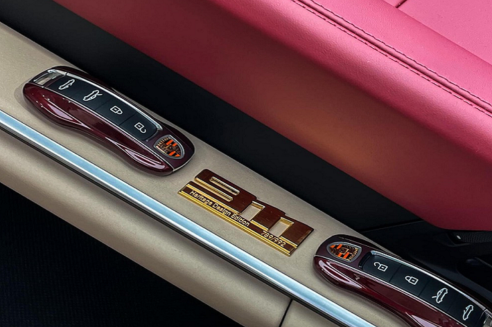 Lý do là giá xe Porsche 911 Targa 4S phiên bản Heritage Design tại Việt Nam có thể trên 14 tỷ đồng, mức giá chỉ dành cho người đam mê và sưu tầm Porsche mới có thể đụng tới. Theo như bảng giá xe Porsche 911 chính hãng được công bố, phiên bản 911 Targa 4S Heritage Design có giá khởi điểm 11,59 tỷ đồng tại Việt Nam, mức giá này chưa bao gồm các tuỳ chọn thêm của khách hàng khi có nhu cầu đặt riêng.