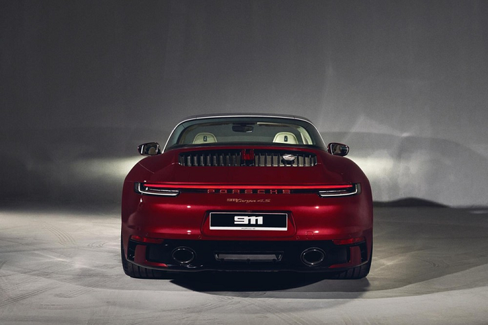 Điểm nhấn đáng chú ý trên mẫu xe Porsche 911 Targa 4S Heritage Design Edition đập vào mắt người xem chính là màu sơn ngoại thất quyến rũ đỏ Cherry Metallic kết hợp với logo vàng và con số 65 2 bên thành cửa. Màu đỏ sẫm là màu ngoại thất rất phổ biến những năm 50, điển hình là các màu sắc của Porsche 356 cũng mang màu đỏ như Pascha Red, Ruby Red và Polyantha Red.