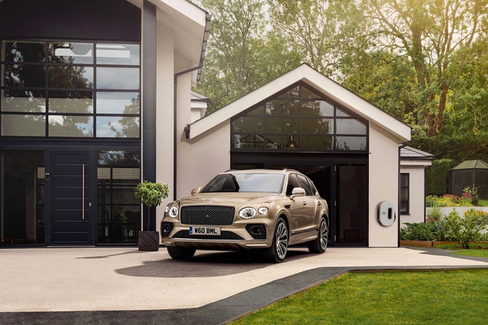 Bentley Bentayga Hybrid 2021 mới đã chính thức trình làng. Mẫu SUV siêu sang ứng dụng hệ truyền động hybrid cắm sạc (plug-in hybrid, PHEV) và được phát triển dựa trên phiên bản nâng cấp của Bentayga ra mắt vào giữa năm 2020. Trước biến thể Hybrid, Bentley đã giới thiệu mẫu Bentayga V8 và Bentayga Speed với động cơ W12 6.0L.